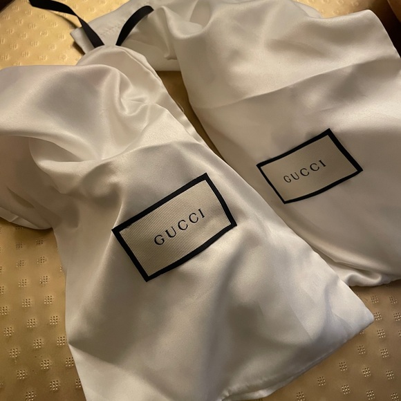 Authentic Gucci Ace Sneakers with Bee - Picture 2 of 12